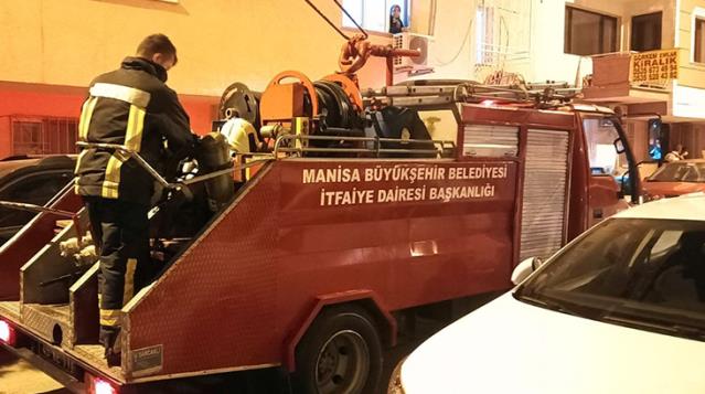 Kavga ettiği eşine kızan kadın, evi ateşe vermeye kalktı