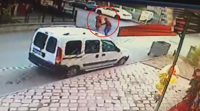 Kayınpederiyle kavgasını ayırmaya çalışan eşini bacaklarından vurdu! O anlar kamerada