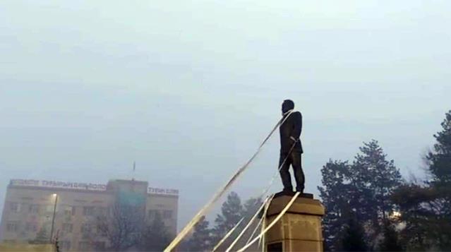 Kazakistan'da protestocular Nazarbayev'in heykelini yıkmaya çalıştı, bazı bölgelerde OHAL ilan edildi
