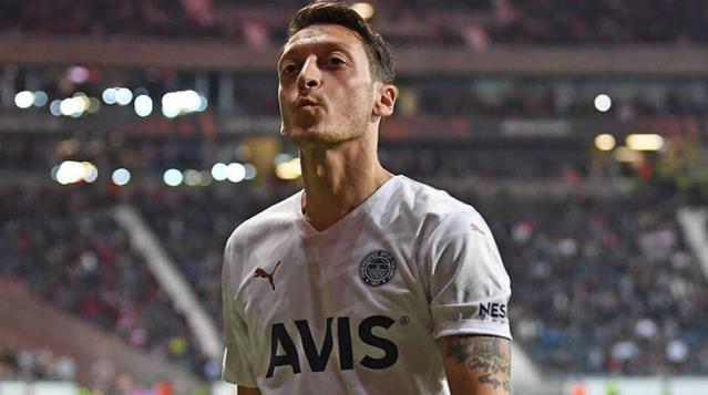 Kendisine yabancı madde atılan Mesut Özil'den Alman tribünlerine olay hareket