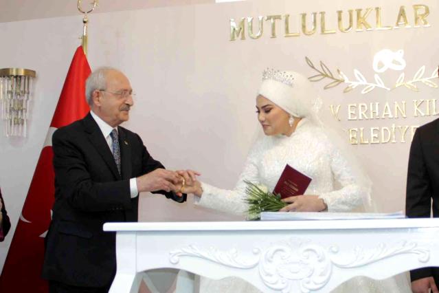Kılıçdaroğlu nikah şahidi olduğu geline bilezik taktı, kendi evliliğinden örnek verdi!