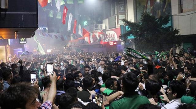 Kocaelispor'un kutlamasında feci kaza! Üstü açık otobüsten futbolcu düştü