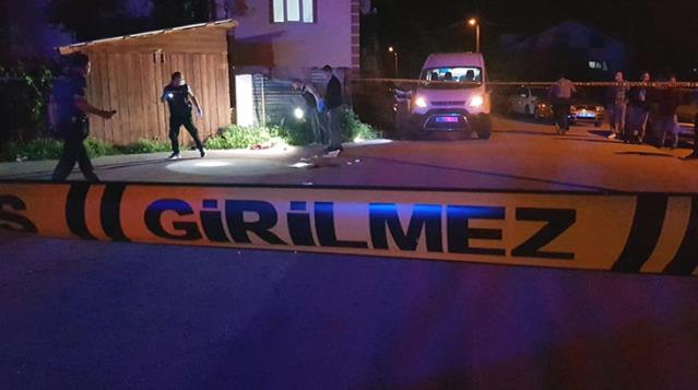 Komşuların kavgasında ortalık savaş alanına döndü! Dakikalarca kopan parmağı aradılar