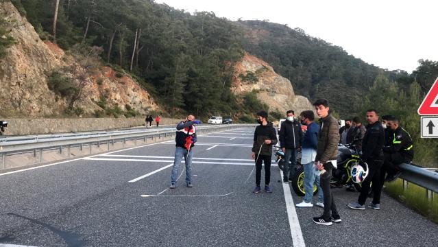 Kontrolden çıkan motosiklet refüje çarptı: 2 arkadaş hayatını kaybetti