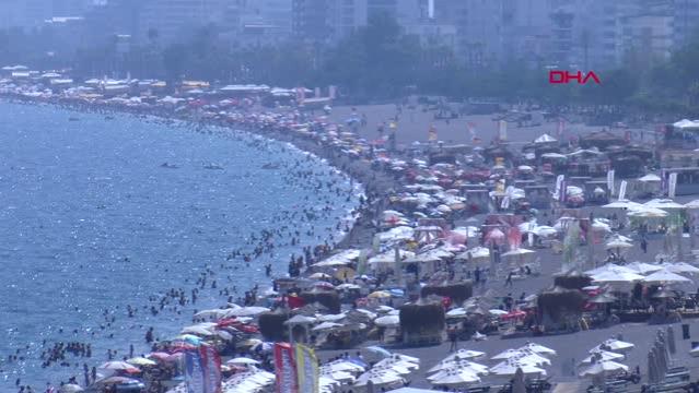 KONYAALTI SAHİLİ DOLDU TAŞTI; UYARI LEVHALARINI DİKKATE ALMAYIP TEHLİKELİ ATLAYIŞ YAPTILAR