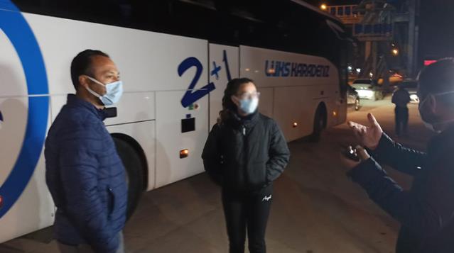 Korona ile nasıl mücadele edeceğiz! Anne pozitif, baba ve kızı sokakta yakalandı