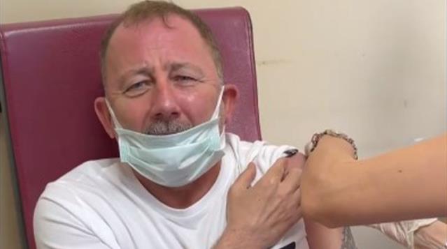 Koronavirüs aşısı olan Sergen Yalçın'ın verdiği komik tepkiler sosyal medyada gündem oldu