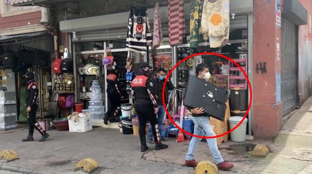 Kucağında çalıntı televizyonla denetimde polise yakalandı! O anlar anbean kamerada
