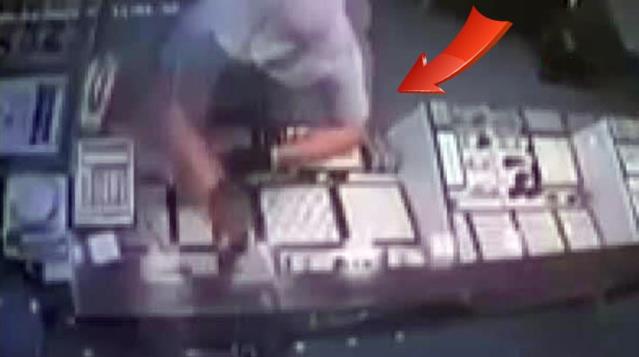 Kuyumcunun yüzüne taşla vurup altınlarla kayıplara karıştı! O anlar kamerada