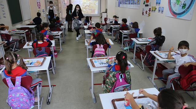 MEB kılavuzu paylaştı! Test sonucu pozitif çıkan öğrenci okula devam edemeyecek