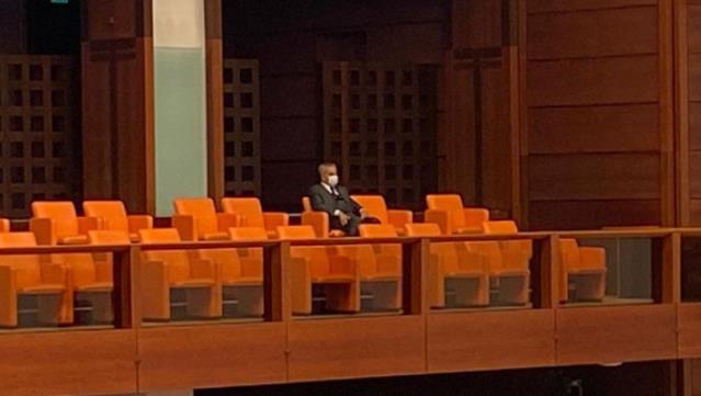 Meclis'te dikkat çeken görüntü! Bülent Arınç, 23 Nisan Özel Oturumu'nda yapayalnız kaldı