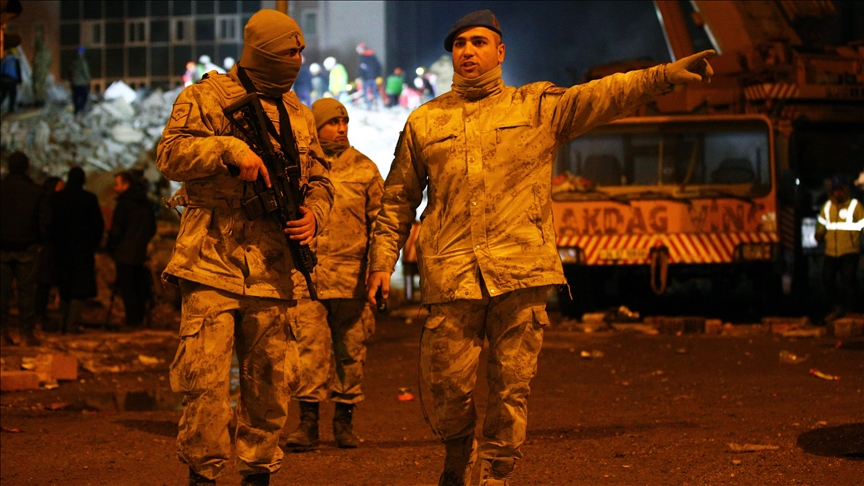 Mehmetçik deprem bölgesinde 24 saat görevde
