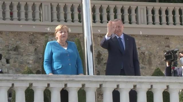 Merkel ile Boğaz manzarasını izlemeye çıkan Cumhurbaşkanı Erdoğan'dan 