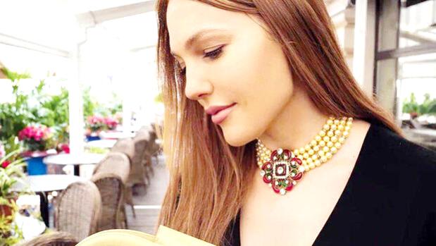 Meryem Uzerli Rus hayranlarını sevindirdi