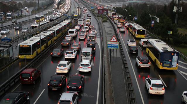 Mesai bitti, yollar doldu! İstanbul'da bazı bölgelerde trafik haritası koyu kırmızı