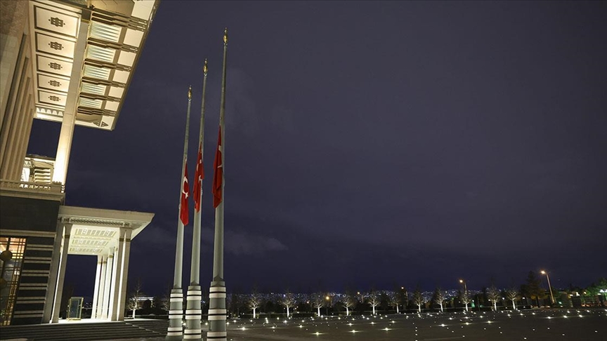 Milli yas ilanının ardından tüm Türkiye'de bayraklar yarıya indirildi