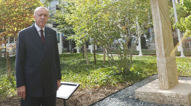 New York'un göbeğinde sergileniyor! Göbeklitepe dikilitaşını ziyaret eden Cumhurbaşkanı Erdoğan, çektirdiği kareyi paylaştı
