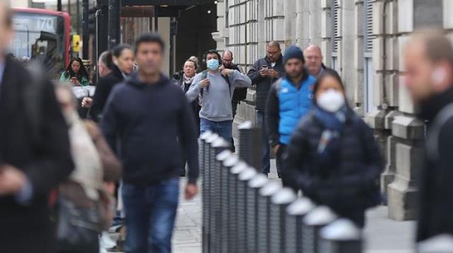 Nüfusunun yüzde 36'sını aşılayan İngiltere'de Kovid-19 vakaları artışa geçti