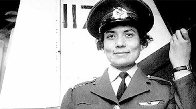 Okulda gördüğü bir ilan üzerine göklerle tanışan NATO'nun ilk kadın pilotu kimdir?