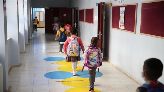 Okullarda yeni dönem başlıyor! İşte çocuklara uygulanacak PCR test uygulamasının detayları
