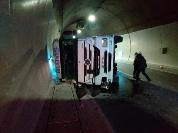 Osmangazi Tüneli'nde TIR devrildi, sürücü yaralandı