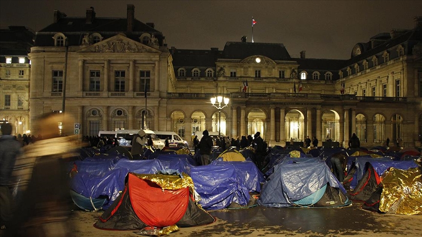 Paris'te refakatsiz çocuk göçmenler soğuk hava şartlarında kalıcı barınma bekliyor