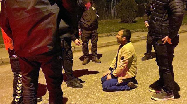 Polisin önünde diz çöküp yalvardı: Ehliyetimi alacağına öldür daha iyi