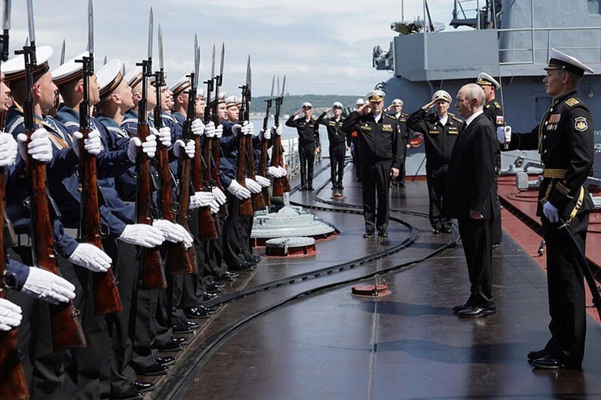 Putin askeri üniformayı giydi, orduya verdiği son emri tüm dünyaya ilan etti