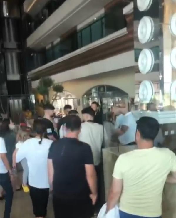 REZERVASYON YAPTIRAN TATİLCİLER İÇERİ ALINMADI, OTEL VE ACENTE SAHİPLERİ BİRBİRLERİNİ SUÇLADI