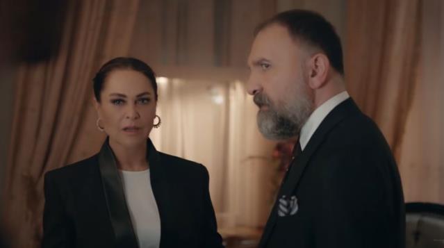 Rol gereği attığı tokadın dozunu kaçıran Hülya Avşar, partneri Ertuğrul Postoğlu'nun çenesini çıkarttı
