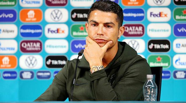 Ronaldo basın toplantısında gazlı içecek şişelerini masadan kaldırarak 'Su için' mesajı verdi