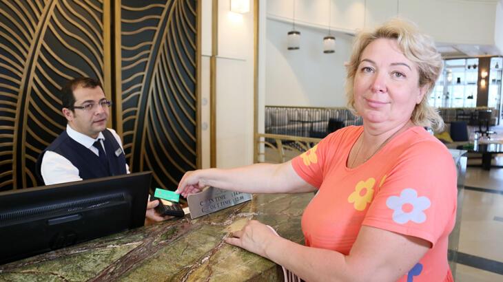 Rus turistler Antalya'da Mir kart kullanıyor