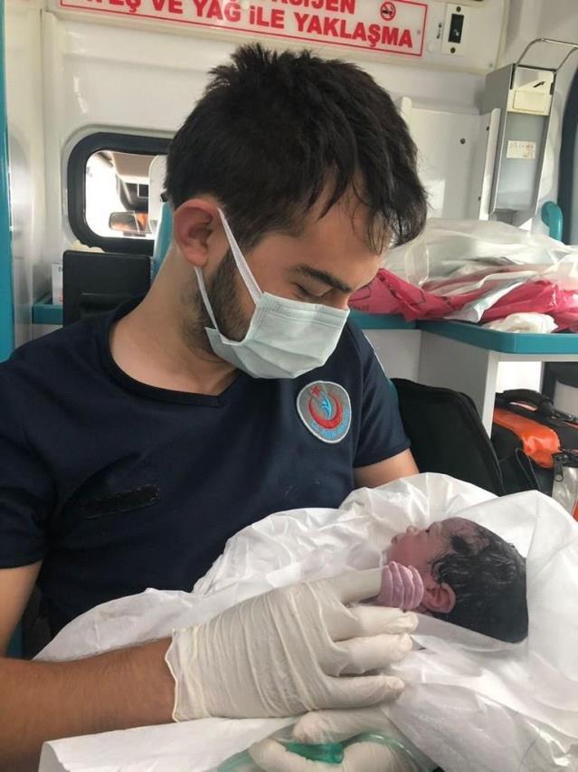 Sağlık Bakanı Koca, Afyonkarahisar'da ambulansta doğum yaptıran sağlık ekibini ve bebeğin ailesini kutladı