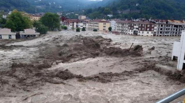Sel sularının vurduğu Kastamonu, Sinop ve Bartın'da 1 yıllık yağış neredeyse 48 saatte düştü