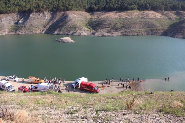 Serinlemek için baraja giren aynı aileden 5 kişi kayboldu