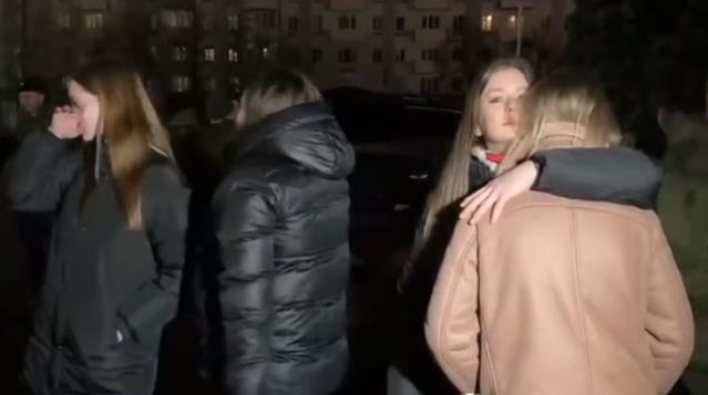 Sıcak savaş tehdidi kendini resmen hissettirdi! Kadınlar, askere giden erkekler için gözyaşı döktü