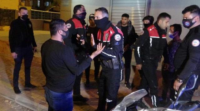 Sokak kısıtlamasını ihlal eden 2 genç ortalığı karıştırdı! Kardeşinin ceza yediğini duyan ağabey, yanındakini tokatladı