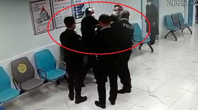 Sokakta darbedilen şahıs, kendisine yardım eden polise saldırdı