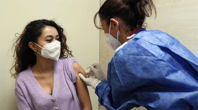Aşı yaptırmayan ya da daha önce hastalık geçirmeyen öğretmenlerden haftada iki kez PCR testi istenecek