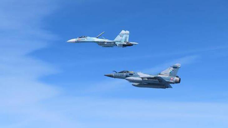 Fransız jetleriyle Rus savaş uçakları burun buruna!