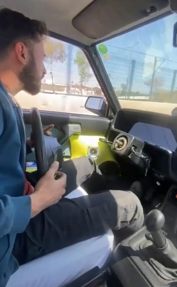 Son dakika haber | Otomobili direksiyonunu çıkararak kullandığı görüntüler tepki çekti