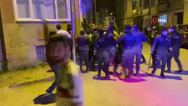  Taraftarlar birbirine girdi, çok sayıda polis müdahale etti