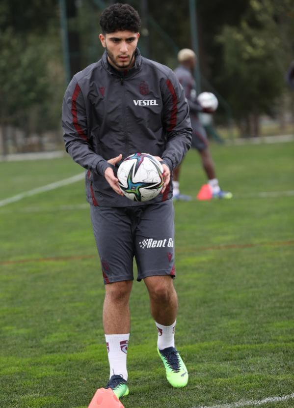  Trabzonspor'un yeni transferi Emrehan ilk idmanına çıktı
