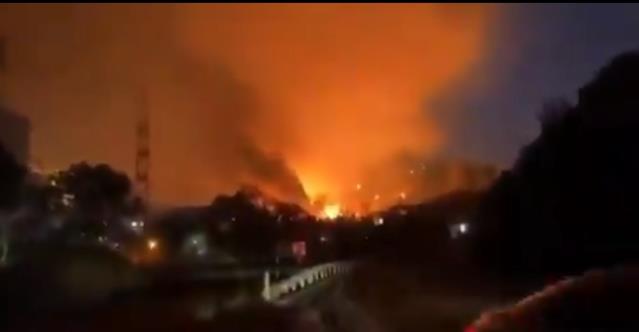 Milas'taki yangınlarda alevle termik santrale sıçradı, bölgeden patlama sesleri geliyor