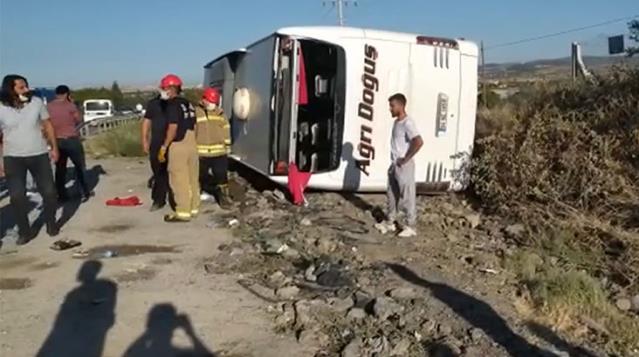 Uşak'ta yolcu otobüsü devrildi! İlk belirlemelere göre çok sayıda yaralı var