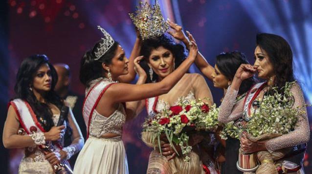 Sri Lanka güzeli Silva'nın başından zorla taç alan 