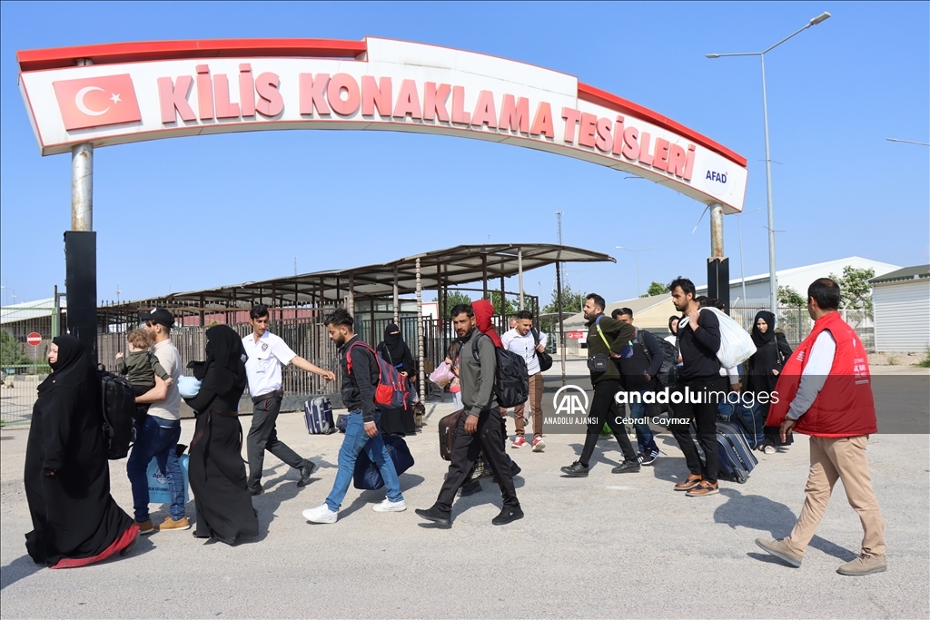 Suriyelilerin ülkelerine gönüllü geri dönüşü sürüyor