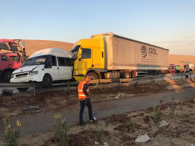 Tarım işçilerini taşıyan minibüse arkadan tır çarptı: 3 ölü, 16 yaralı