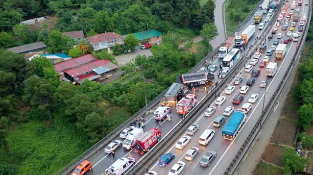TEM'de zincirleme kazada 20'den fazla araç birbirine girdi: 20 yaralı