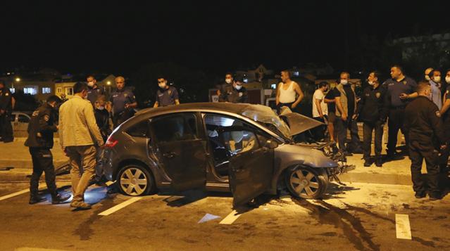 Ters yöne giren otomobilin sivil ekip aracıyla çarpışması sonucu iki kişi hayatını kaybetti